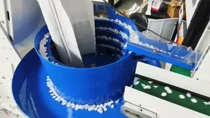 نظام فحص بصري لأزرار الملابس والكبكات
